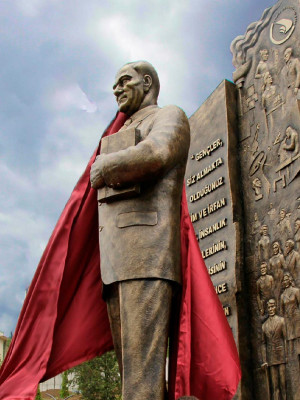ATATÜRK HEYKELİ ATATÜRK HEYKELİ