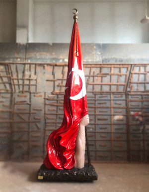 Bayrak Tutan El Anıtı-3,5 m.